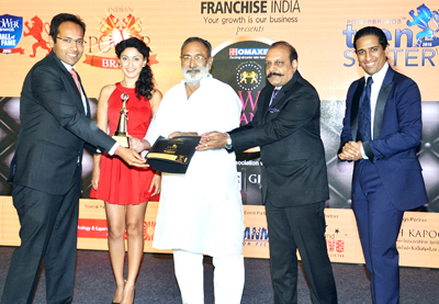 Officials of Stylam Industries Limited (SIL) receiving ‘Power Brands Rising Star Award 2016’. Officials of Stylam Industries Limited (SIL) receiving ‘Power Brands Rising Star Award 2016’.