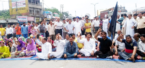 Activists of Maha Sabha Samba holding a demonstration against water scarcity on Monday. -Excelsior/ Gautam Activists of Maha Sabha Samba holding a demonstration against water scarcity on Monday. -Excelsior/ Gautam