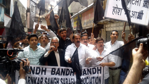 Jewellers protesting in Jammu on Friday. Jewellers protesting in Jammu on Friday.