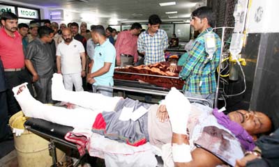 Health Minister Bali Bhagat interacting with people during his surprise visit to GMC. -Excelsior/ Rakesh Health Minister Bali Bhagat interacting with people during his surprise visit to GMC. -Excelsior/ Rakesh