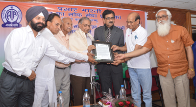 Dignitaries felicitating Ved Rahi. Dignitaries felicitating Ved Rahi.