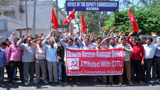 Protesters raising slogans during demonstration at Kathua. —Excelsior/Madan Protesters raising slogans during demonstration at Kathua. —Excelsior/Madan