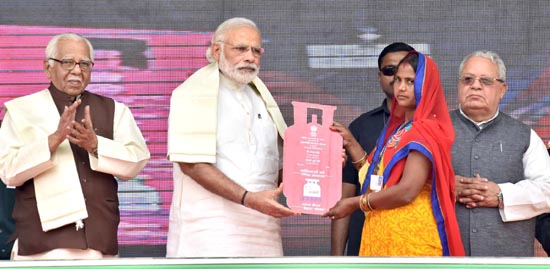 Prime Minister Narendra Modi distributing the free LPG connections to the beneficiaries, under PM Ujjwala Yojana, at Ballia, Uttar Pradesh on Sunday. (UNI) Prime Minister Narendra Modi distributing the free LPG connections to the beneficiaries, under PM Ujjwala Yojana, at Ballia, Uttar Pradesh on Sunday. (UNI)