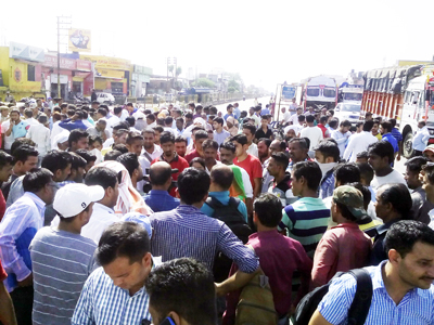 People protesting at Kalibari Chowk, Kathua against hit and run case on Sunday. --Excelsior/Madan People protesting at Kalibari Chowk, Kathua against hit and run case on Sunday. --Excelsior/Madan