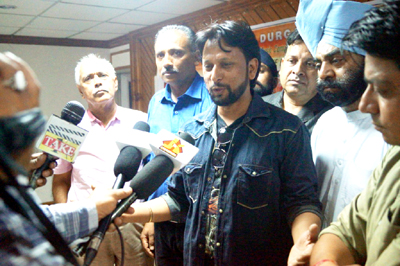 Rajesh Raja talking to media persons alongwith members of Nav Durga Kala Manch at K L Saigal Hall, Jammu. Rajesh Raja talking to media persons alongwith members of Nav Durga Kala Manch at K L Saigal Hall, Jammu.