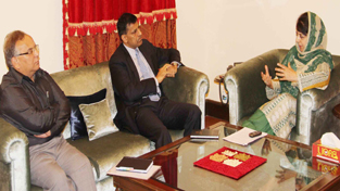 Chief Minister, Mehbooba Mufti in a meeting with RBI Governor Dr Raghuram Rajan at Jammu. Chief Minister, Mehbooba Mufti in a meeting with RBI Governor Dr Raghuram Rajan at Jammu.