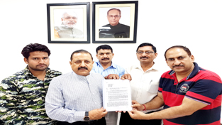 Union Minister Dr Jitendra Singh receiving a memorandum from a delegation of Northern Railway (Uttari Rail) Mazdoor Union unit of Udhampur, at New Delhi on Saturday. Union Minister Dr Jitendra Singh receiving a memorandum from a delegation of Northern Railway (Uttari Rail) Mazdoor Union unit of Udhampur, at New Delhi on Saturday.