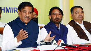 Former Chief Minister of Maharashtra and senior Congress leader Prithvi Raj Chavan along with Jammu and Kashmir Pradesh Congress Committee (JKPCC) chief Ghulam Ahmad Mir addressing a press conference, in Srinagar on Saturday. - Excelsior/ Photo Former Chief Minister of Maharashtra and senior Congress leader Prithvi Raj Chavan along with Jammu and Kashmir Pradesh Congress Committee (JKPCC) chief Ghulam Ahmad Mir addressing a press conference, in Srinagar on Saturday. - Excelsior/ Photo