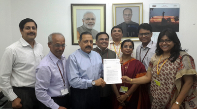 Union Minister Dr Jitendra Singh receiving a memorandum from a delegation of Railway Officers represented by Federation of Railway Officers' Association (FROA) at New Delhi. Union Minister Dr Jitendra Singh receiving a memorandum from a delegation of Railway Officers represented by Federation of Railway Officers' Association (FROA) at New Delhi.