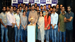 Balwant Thakur posing with new aspirants. Balwant Thakur posing with new aspirants.