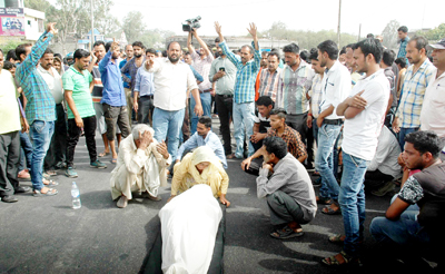 People protesting death of a PDD lineman at Tawi bridge near Bikram Chowk, Jammu. People protesting death of a PDD lineman at Tawi bridge near Bikram Chowk, Jammu.