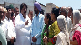 Former Minister Raman Bhalla meeting a deputation from Rani Bagh area on Wednesday. Former Minister Raman Bhalla meeting a deputation from Rani Bagh area on Wednesday.