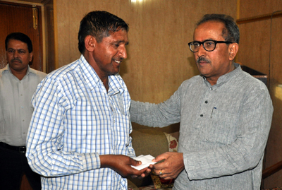 Deputy Chief Minister, Dr Nirmal Singh giving financial assistance to injured lineman on Friday. Deputy Chief Minister, Dr Nirmal Singh giving financial assistance to injured lineman on Friday.