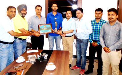 Officials of Astro India receiving Junoon Mahindra Award from officials of Mahindra Truck Bus Division at New Delhi. Officials of Astro India receiving Junoon Mahindra Award from officials of Mahindra Truck Bus Division at New Delhi.