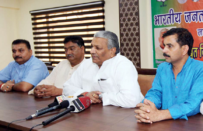 BJP Kissan Morcha National President, Vijay Paul Singh Tomar and other leaders at a press conference at Jammu on Wednesday. —Excelsior/Rakesh BJP Kissan Morcha National President, Vijay Paul Singh Tomar and other leaders at a press conference at Jammu on Wednesday. —Excelsior/Rakesh