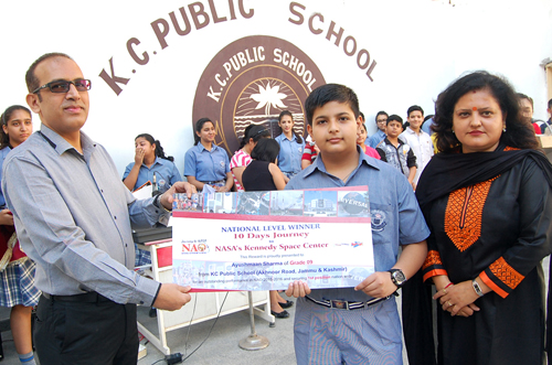 Ayushmaan posing for photograph with Principal Amarendra Mishra. Ayushmaan posing for photograph with Principal Amarendra Mishra.