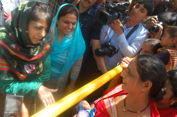 Chief Minister Mehbooba Mufti with devotees at Baba Chamliyal shrine in Ramgarh area of Samba sector on Thursday. Another pic on page 6. —Excelsior/Gautam Chief Minister Mehbooba Mufti with devotees at Baba Chamliyal shrine in Ramgarh area of Samba sector on Thursday. Another pic on page 6. —Excelsior/Gautam
