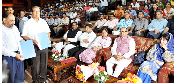 JDA and SRFDCL officers display the MoU in the presence of Chief Minister Mehbooba Mufti and Deputy CM Dr Nirmal Singh in Jammu on Tuesday. JDA and SRFDCL officers display the MoU in the presence of Chief Minister Mehbooba Mufti and Deputy CM Dr Nirmal Singh in Jammu on Tuesday.