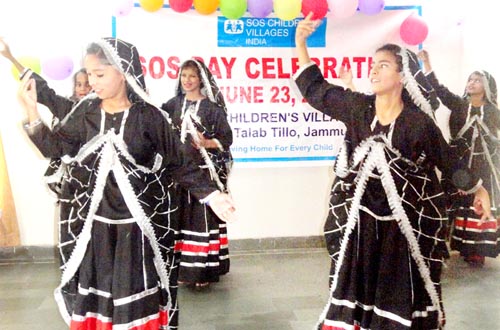 Children presenting cultural item. Children presenting cultural item.