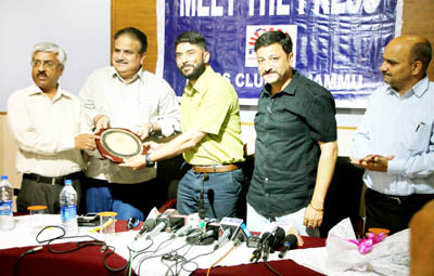 President, Press Club of Jammu, Ashwani Kumar presenting a memento to Lt Col Ranveer Singh Jamwal, who conquered Mount Everest thrice. President, Press Club of Jammu, Ashwani Kumar presenting a memento to Lt Col Ranveer Singh Jamwal, who conquered Mount Everest thrice.