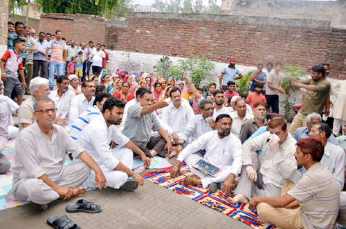 People protesting at Bari Brahmana against power failure on Saturday. —Excelsior/Gautam People protesting at Bari Brahmana against power failure on Saturday. —Excelsior/Gautam