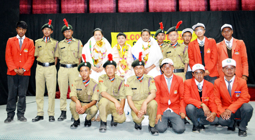 Everesters given rousing reception during their arrival in Leh posing for a group photograph on Tuesday. -Excelsior/ Stanzin Everesters given rousing reception during their arrival in Leh posing for a group photograph on Tuesday. -Excelsior/ Stanzin