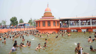 Devotees taking a dip in holy pond at Baba Sidh Goria Temple at village Swankha in Vijaypur on Sunday. —Excelsior/Gautam Devotees taking a dip in holy pond at Baba Sidh Goria Temple at village Swankha in Vijaypur on Sunday. —Excelsior/Gautam