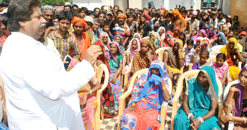 Senior Cong leader Raman Bhalla addressing public meeting in Gandhinagar area on Tuesday. Senior Cong leader Raman Bhalla addressing public meeting in Gandhinagar area on Tuesday.