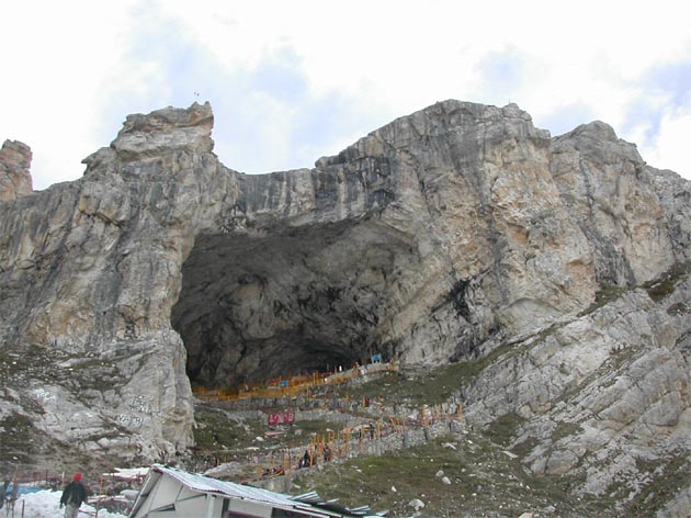 6679 pay obeisance at holy cave, about 1.80 lakh have darshan so far 6679 pay obeisance at holy cave, about 1.80 lakh have darshan so far