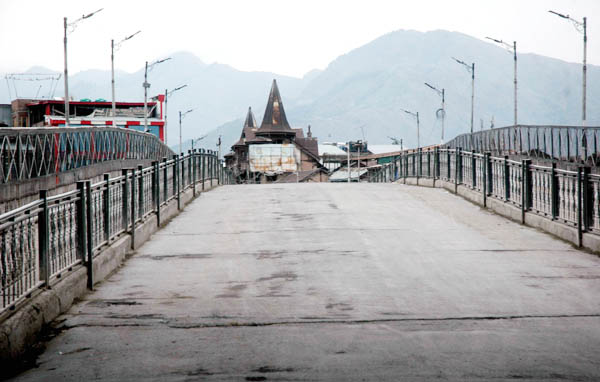 Deserted Amira Kadal bridge in Srinagar during curfew on Monday. (UNI) Deserted Amira Kadal bridge in Srinagar during curfew on Monday. (UNI)