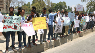 College students protesting at Lal Chowk against Finance Minister’s statement, demanding ban on sale and trade of wine in J&K. — Excelsior/Shakeel-ul-Rehman College students protesting at Lal Chowk against Finance Minister’s statement, demanding ban on sale and trade of wine in J&K. — Excelsior/Shakeel-ul-Rehman