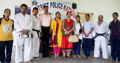 Mamta Singh and others posing for group photograph. Mamta Singh and others posing for group photograph.