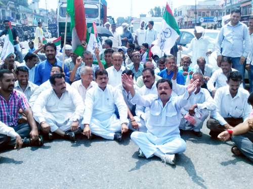 Panthers party activists protesting at Samba on Wednesday. —Excelsior/Rakesh Panthers party activists protesting at Samba on Wednesday. —Excelsior/Rakesh