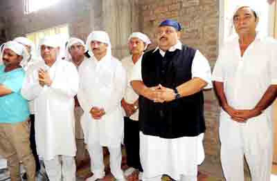 Provincial President National Conference, Devender Singh Rana paying tributes to Giani Ishwar Singh on his first death anniversary on Sunday. Provincial President National Conference, Devender Singh Rana paying tributes to Giani Ishwar Singh on his first death anniversary on Sunday.