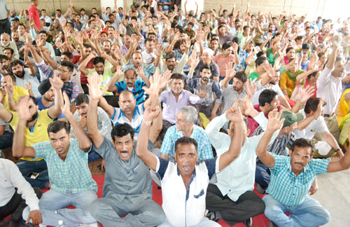 JU Class-IV employees protesting in support of their demands on Thursday. —Excelsior/Rakesh JU Class-IV employees protesting in support of their demands on Thursday. —Excelsior/Rakesh