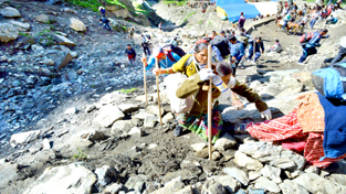 Amarnath yatris heading towards holy cave via Chandanwari route on Thursday. -Excelsior/Sajad Dar Amarnath yatris heading towards holy cave via Chandanwari route on Thursday. -Excelsior/Sajad Dar