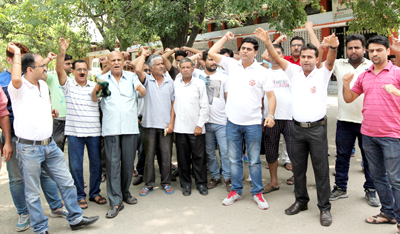 Activists of YAIKS protesting in front of Press Club Jammu on Sunday. —Excelsior/Rakesh Activists of YAIKS protesting in front of Press Club Jammu on Sunday. —Excelsior/Rakesh