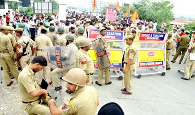 A heavy contingent of police deployed at Lakhanpur to stop entry of Shiv Sainiks to Jammu on Friday. -Excelsior/Madan A heavy contingent of police deployed at Lakhanpur to stop entry of Shiv Sainiks to Jammu on Friday. -Excelsior/Madan
