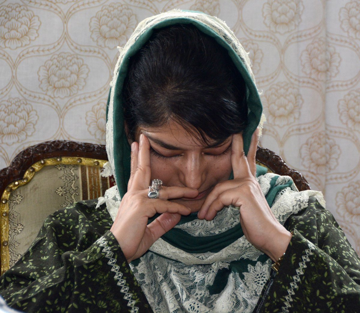 Mehbooba loses cool at press meet; condemns stone-pelting Mehbooba loses cool at press meet; condemns stone-pelting