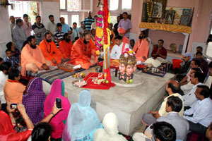 Mahant Deependra Giri along with devotees performing traditional ‘Chhari-Pujan’ on the occasion of Nag-Panchami at Dashnami Akhara at Srinagar on Sunday. -Excelsior/ Shakeel Mahant Deependra Giri along with devotees performing traditional ‘Chhari-Pujan’ on the occasion of Nag-Panchami at Dashnami Akhara at Srinagar on Sunday. -Excelsior/ Shakeel