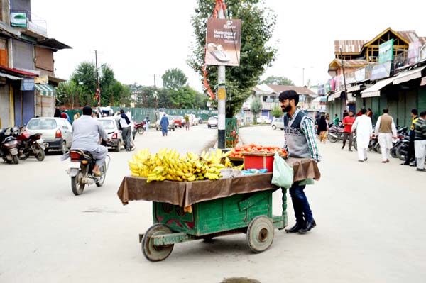 A rehriwalla returns to a road after lifting of curfew in Lal Chowk, Anantnag on Thursday.-Excelsior/Sajad Dar A rehriwalla returns to a road after lifting of curfew in Lal Chowk, Anantnag on Thursday.-Excelsior/Sajad Dar