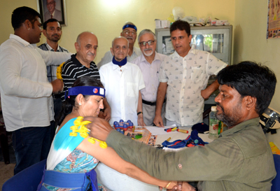 A doctor examining a patient during free medical check-up camp at Shiv Temple, Trikuta Nagar, Jammu on Monday. -Excelsior/ Rakesh A doctor examining a patient during free medical check-up camp at Shiv Temple, Trikuta Nagar, Jammu on Monday. -Excelsior/ Rakesh
