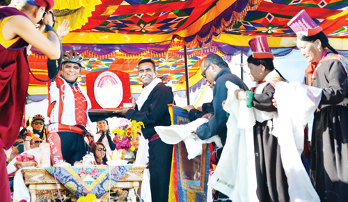 A dignitary presenting a memento to Gyalwang Drukpa Rinpoche, Head of Drukpa lineage, on reaching Leh. —Excelsior/Stanzin A dignitary presenting a memento to Gyalwang Drukpa Rinpoche, Head of Drukpa lineage, on reaching Leh. —Excelsior/Stanzin