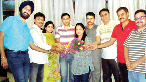 Office bearers of All J&K Chess Association awarding Bindu Pathania for receiving FA title. Office bearers of All J&K Chess Association awarding Bindu Pathania for receiving FA title.