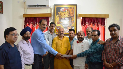 Members of business associations during a meeting with BJP Vice president Yudhvir Sethi on Friday. Members of business associations during a meeting with BJP Vice president Yudhvir Sethi on Friday.
