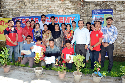 Winners and participants of group discussion competition posing for phorograph. Winners and participants of group discussion competition posing for phorograph.