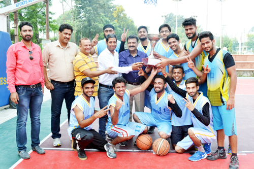 Prof Avtar Singh Jasrotia presenting trophy to winning PG Department team at Jammu on Thursday. Prof Avtar Singh Jasrotia presenting trophy to winning PG Department team at Jammu on Thursday.