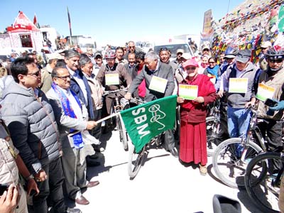 Deputy Chief Minister, Dr Nirmal Singh flagging-off Cycling Expedition under SBM at Khardongla Pass on Monday. Deputy Chief Minister, Dr Nirmal Singh flagging-off Cycling Expedition under SBM at Khardongla Pass on Monday.