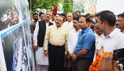 Union Minister in PMO, Dr Jitendra Singh and Minister for RDD Abdul Haq Khan inaugurating a foot bridge at Udhampur on Saturday. —Excelsior/Rakesh Union Minister in PMO, Dr Jitendra Singh and Minister for RDD Abdul Haq Khan inaugurating a foot bridge at Udhampur on Saturday. —Excelsior/Rakesh