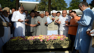 National Conference leaders paying tributes to Sheikh Mohammad Abdullah at Srinagar on Thursday. National Conference leaders paying tributes to Sheikh Mohammad Abdullah at Srinagar on Thursday.